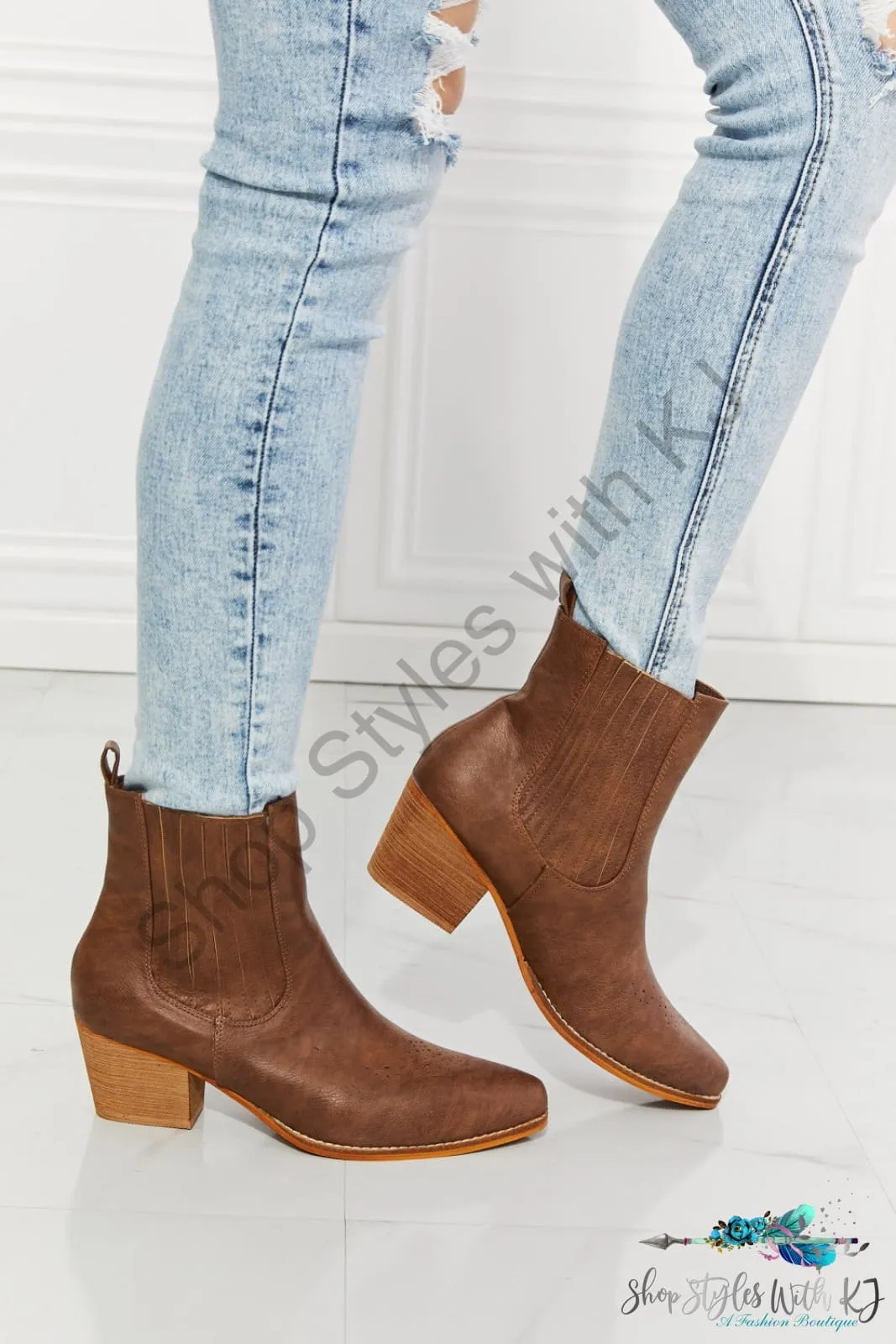 Love the Journey Stacked Heel Chelsea Boot in Chestnut